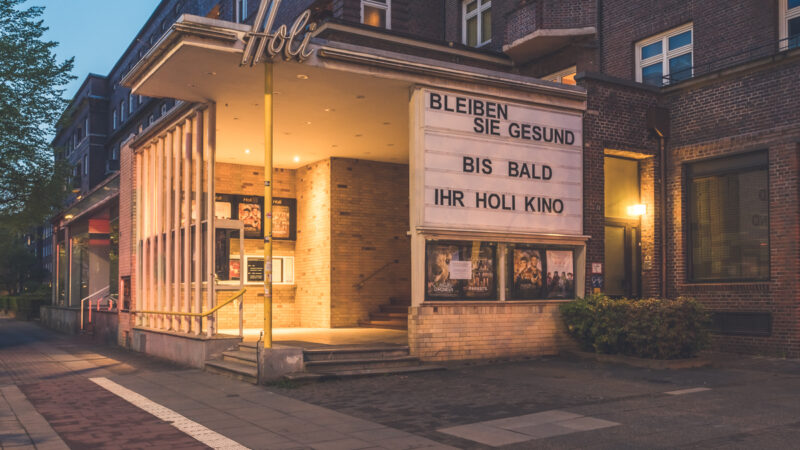 Reportagefotografie. Lock down in Hamburg während der Coronaepedemie. Das Holi Kino wünscht seinen Gästen viel Gesundheit. Foto: Kerstin Bittner