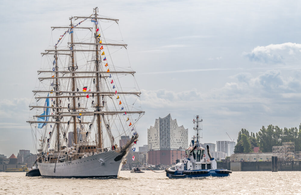 Windjammer verläßt den Hamburger Hafen mit Elbphilharmonie im Hintergrund. Foto: Kerstin Bittner