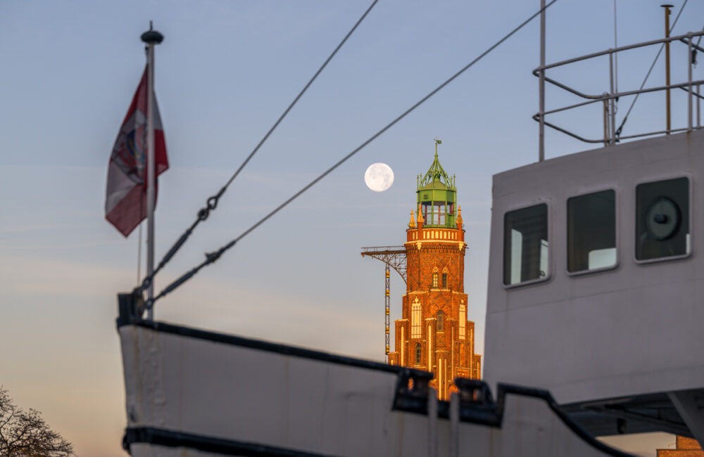 Simon-Loschen-Turm in Bremerhaven mit Vollmond. Foto: Kerstin Bittner