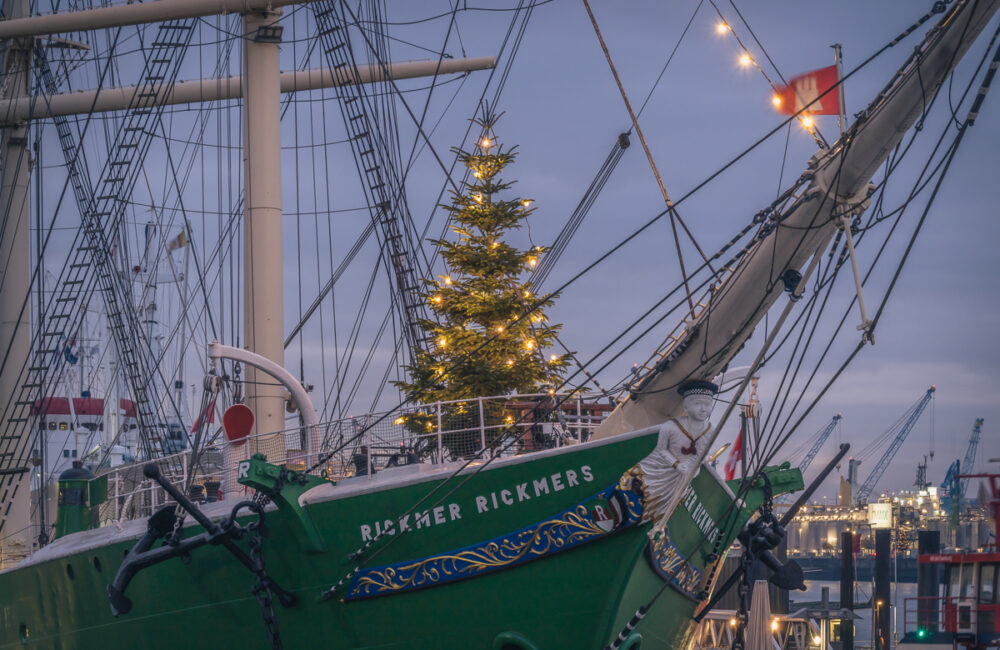 Weihnachtsbaum auf dem Museumsschiff "Rickmer Rickmers" in Hamburg. Foto: Kerstin Bittner