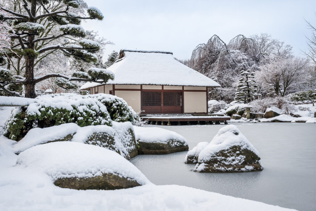 Verschneites Japanisches Teehaus im Park Planten un Blomen. Foto: Kerstin Bittner