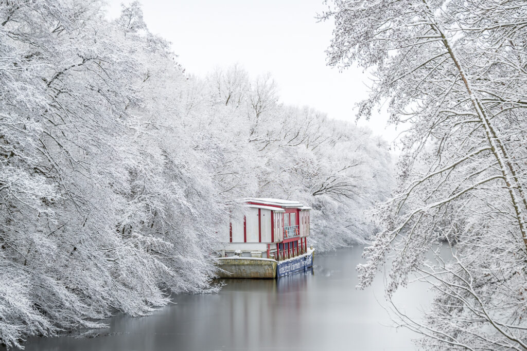 Raureif am Theaterschiff auf dem Isebekkanal in Hamburg. Foto: Kerstin Bittner
