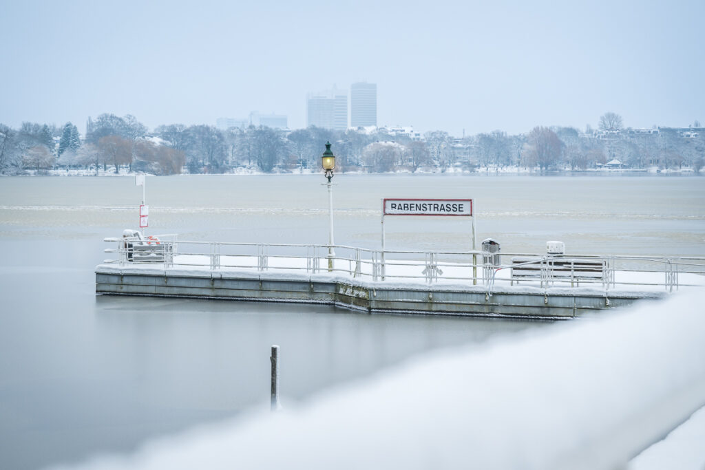 Winter am Anleger Rabenstraße an der Außenalster in Hamburg. Foto: Kerstin Bittner