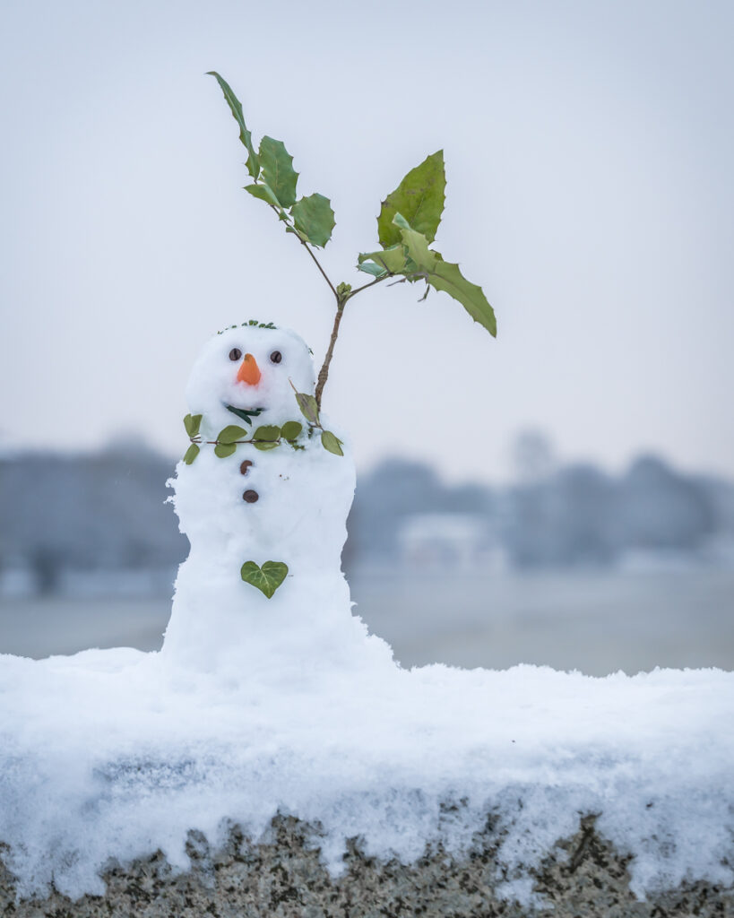 Schneemann auf der Krugkoppelbrücke in Hamburg. Foto: Kerstin Bittner