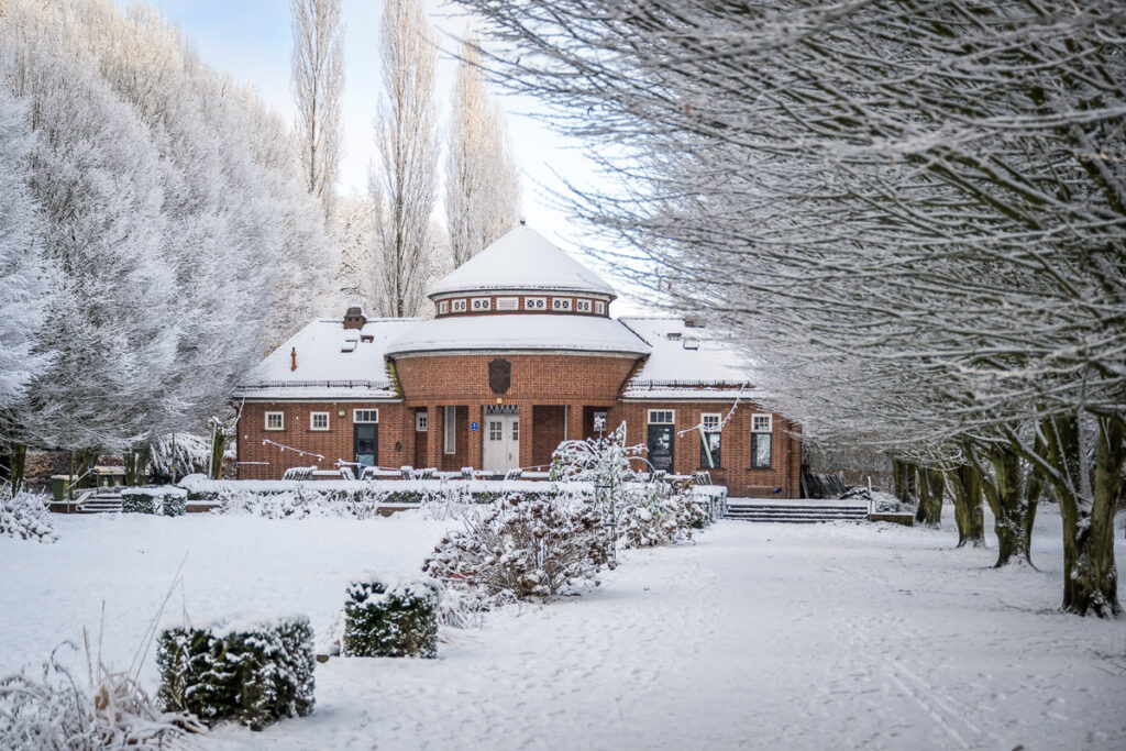 Schnee im Stadtpark an der Trinkhalle. Foto: Kerstin Bittner