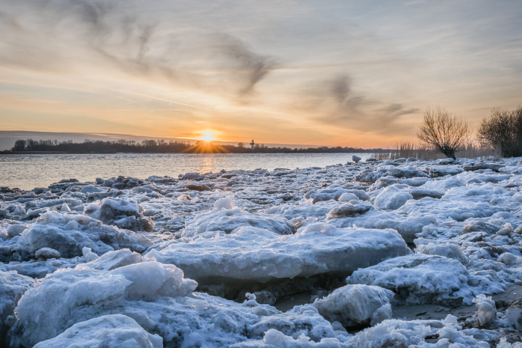 Eisschollen am Elbufer. Foto: Kerstin Bittner
