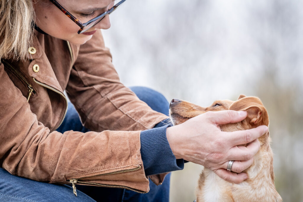 Hund beim kuscheln. Foto: Kerstin Bittner