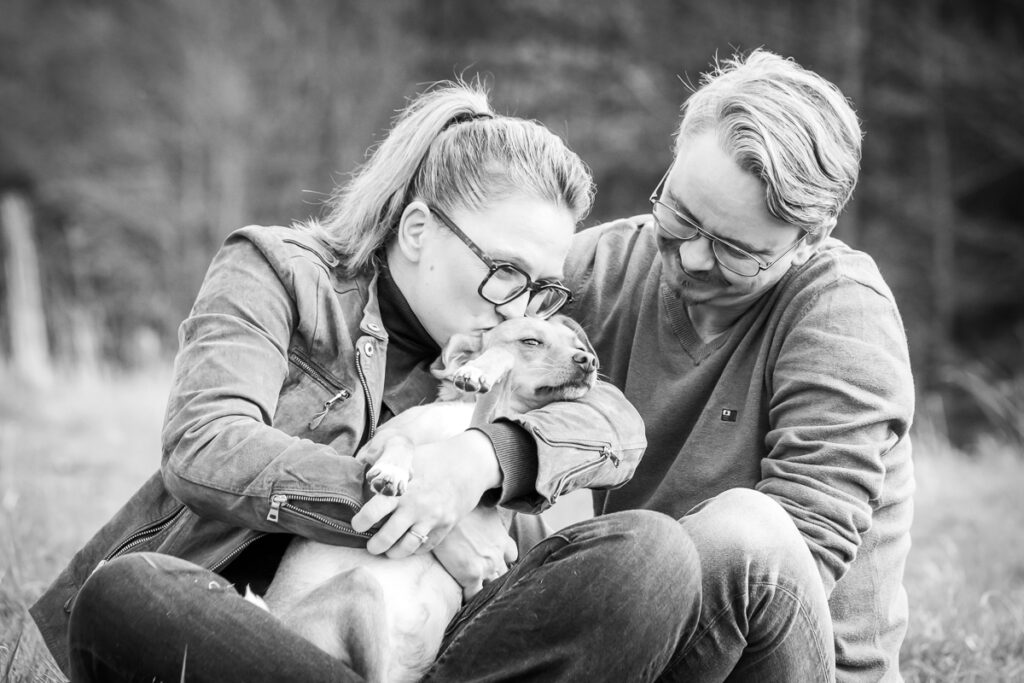 Hund kuschelt mit Menschen. Foto: Kerstin Bittner