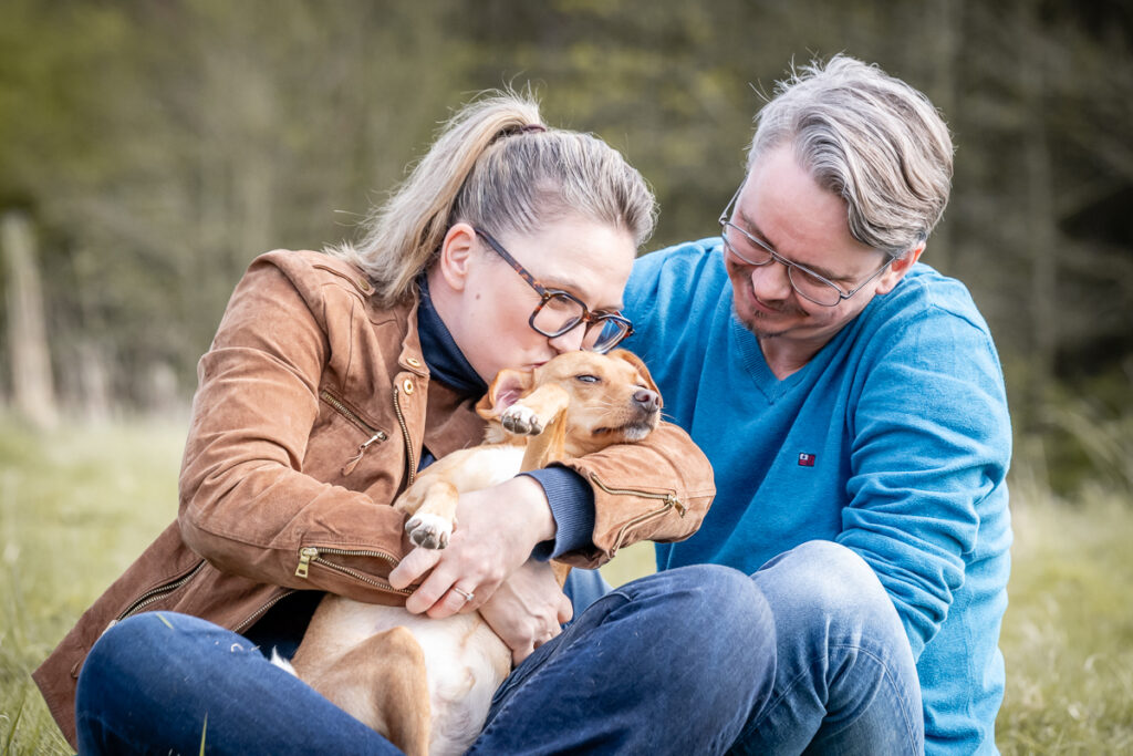 Hund kuschelt mit Menschen. Foto: Kerstin Bittner