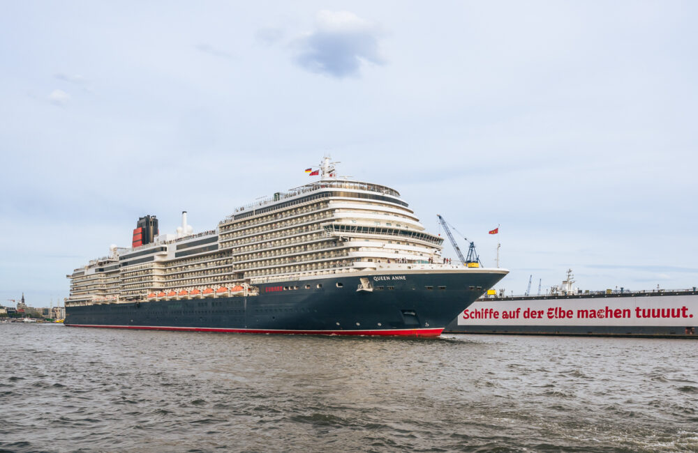 Kreuzfahrtschiff "Queen Anne" verlässt den Hamburg Hafen. Foto: Kerstin Bittner