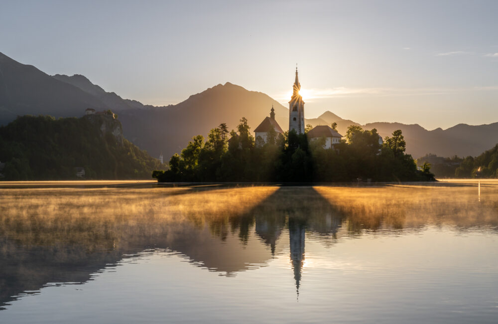 Bled in Slowenien mit der Wallfahrtskirche Maria Himmelfahrt zum Sonnenaufgang. Foto: Kerstin Bittner