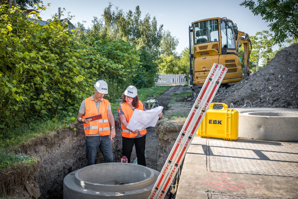 Bauingenieure auf einer Kanalbaustelle in Konstanz. Foto: Kerstin Bittner