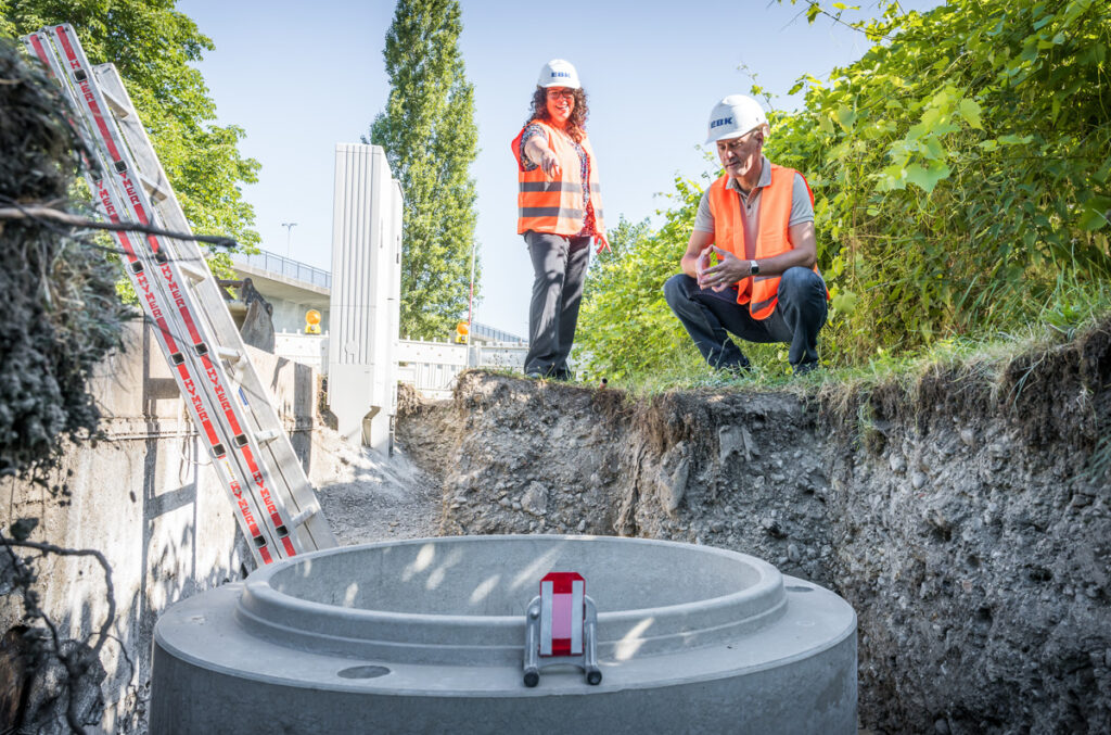 Bauingenieure auf einer Kanalbaustelle in Konstanz. Foto: Kerstin Bittner