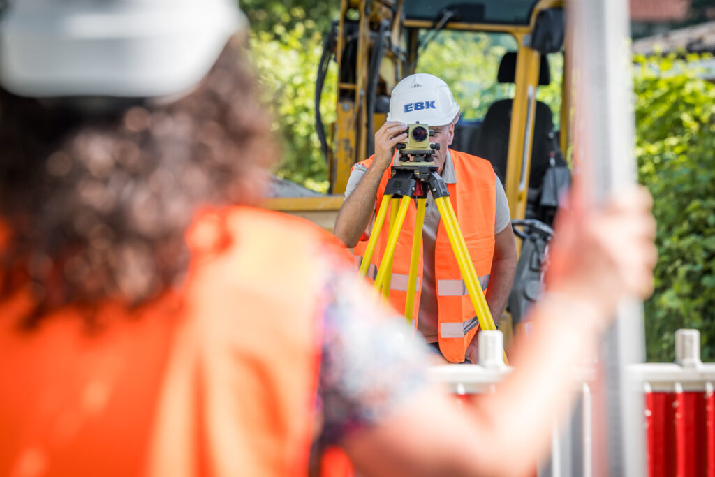 Bauingenieure auf einer Kanalbaustelle in Konstanz. Foto: Kerstin Bittner