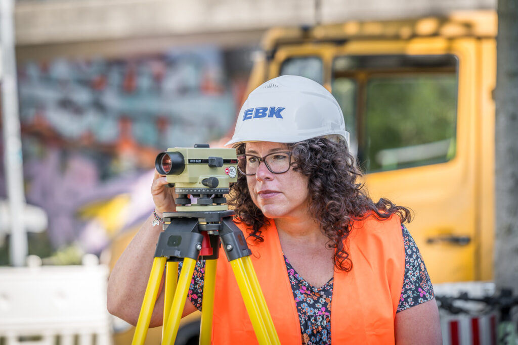 Bauingenieure auf einer Kanalbaustelle in Konstanz. Foto: Kerstin Bittner