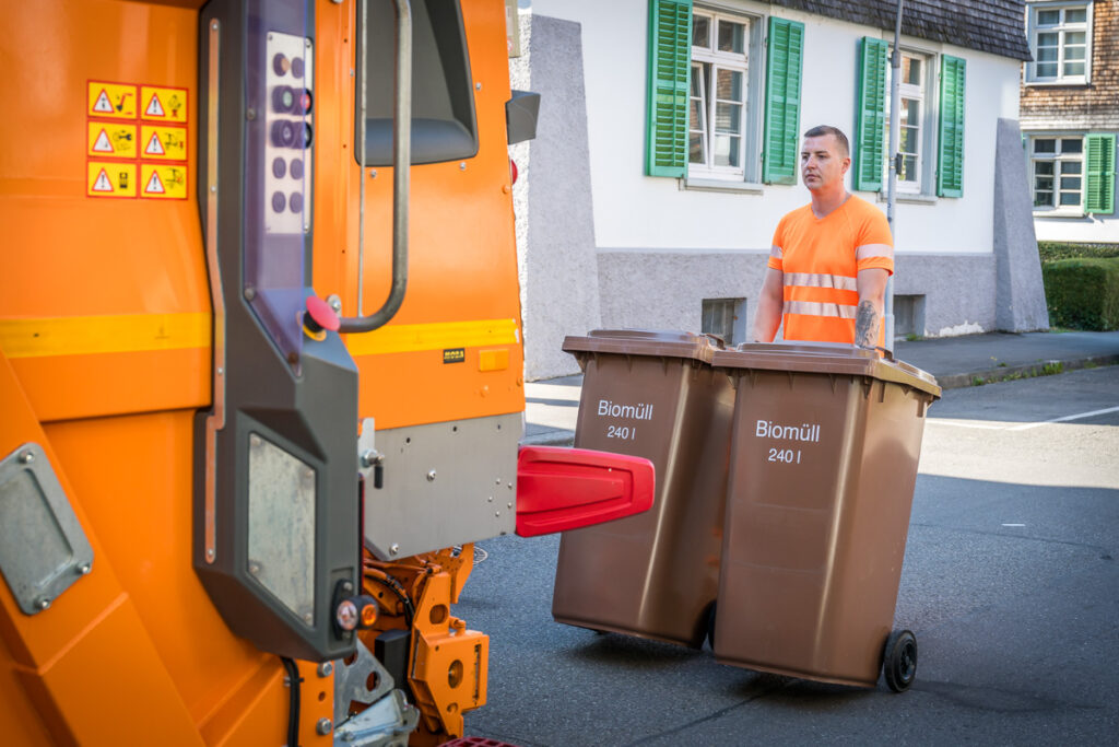 Müllwerker bei der Arbeit in Konstanz. Foto: Kerstin Bittner