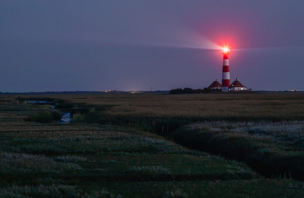 Leuchtturm Westerheversand in der Nacht. Foto: Kerstin Bittner