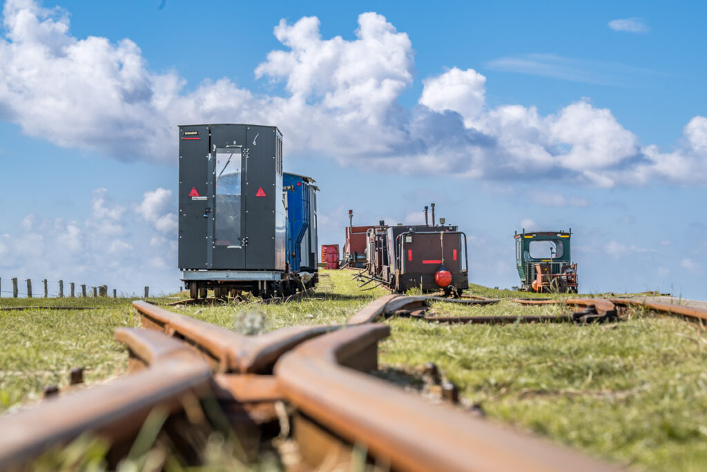 Lorenbahnhof auf der Hallig Langeneß. Foto: Kerstin Bittner